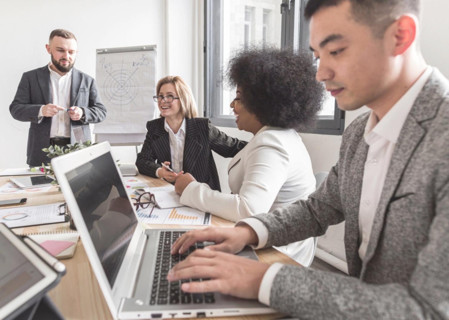 Praktische Anwendung von Finanzwissen im Alltag